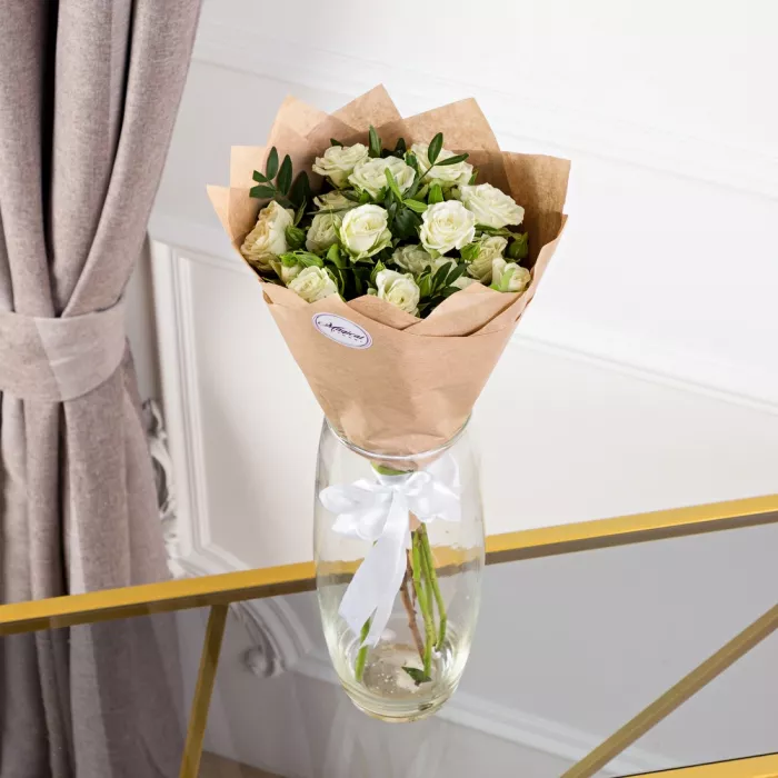 Букет из 5 белых кустовых роз