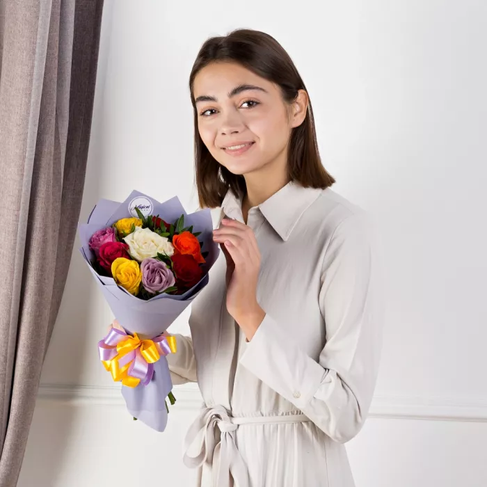 Букет из 9 разноцветных роз