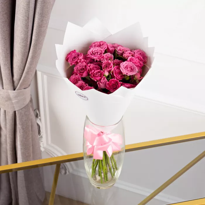 Букет из 11 розовых кустовых роз