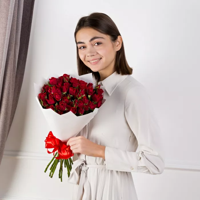 Букет из 19 красных кустовых роз