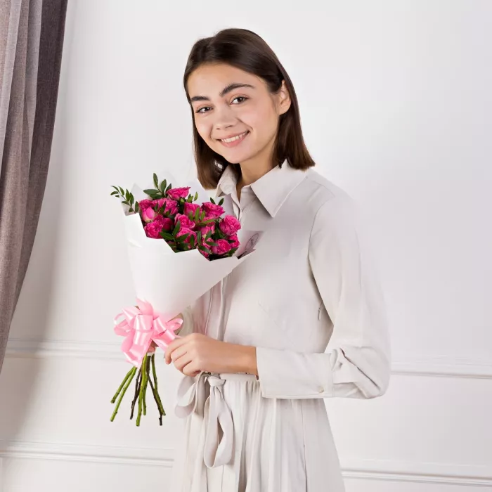 Букет из 5 розовых кустовых роз с фисташкой