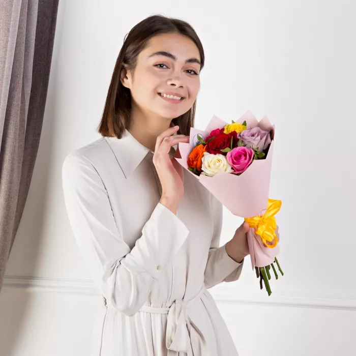 Букет из 7 разноцветных роз