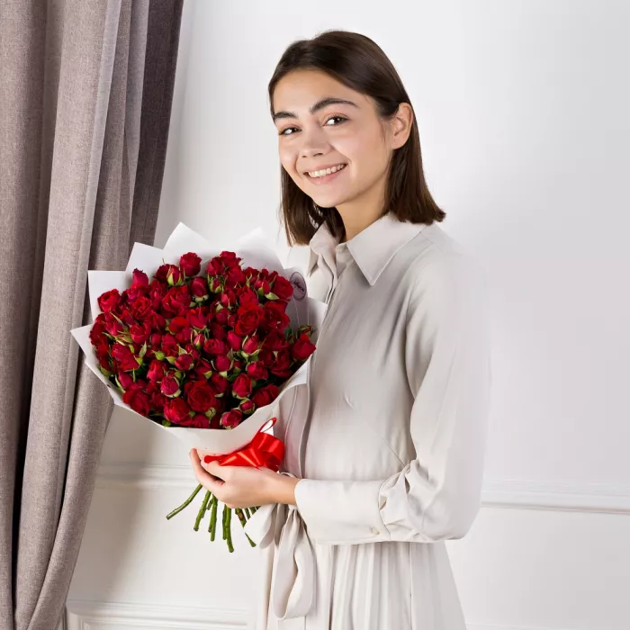 25 красных кустовых роз