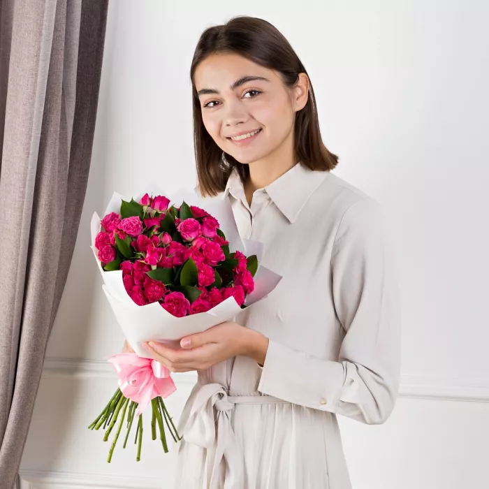 Букет из розовых кустовых роз и рускуса