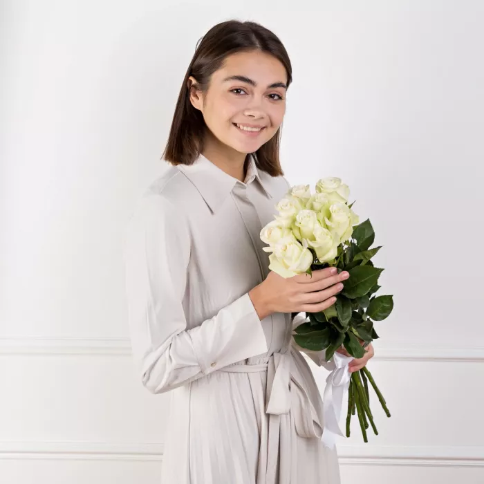 Букет из 9 белых роз 60 см