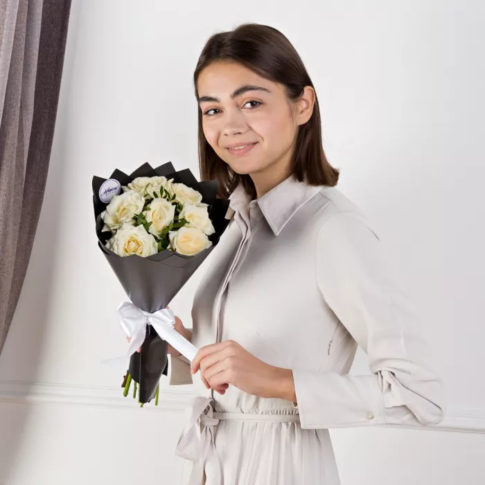 Букет из 7 белых роз 50 см с фисташкой