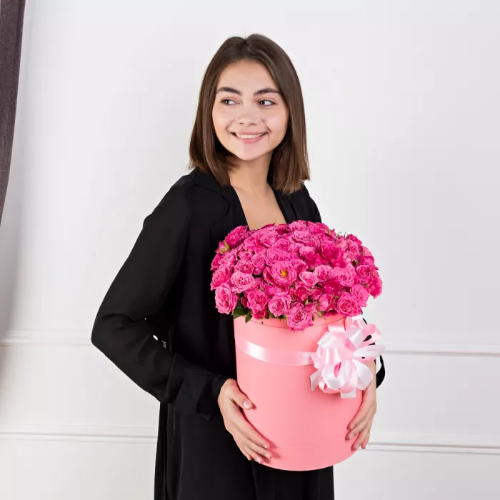 35 розовых роз в шляпной коробке