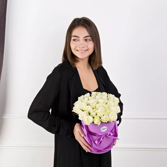 35 белых роз 40 см в шляпной коробке