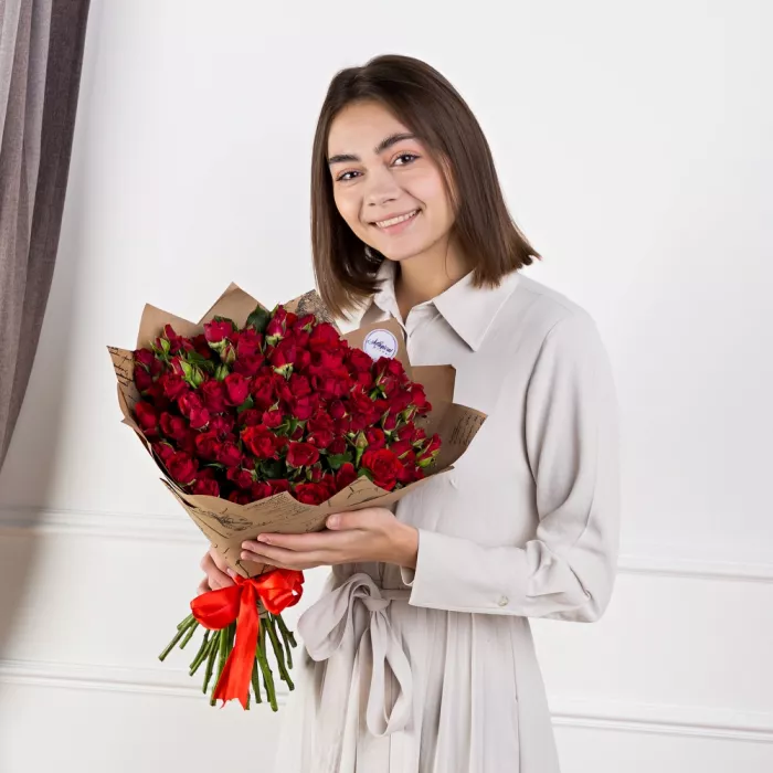 35 красных кустовых роз