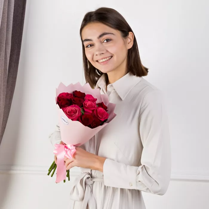 Букет из 11 разноцветных роз