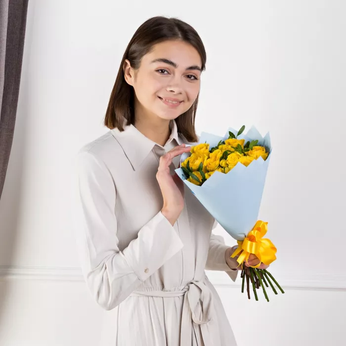 Букет из 11 желтых роз с зеленью