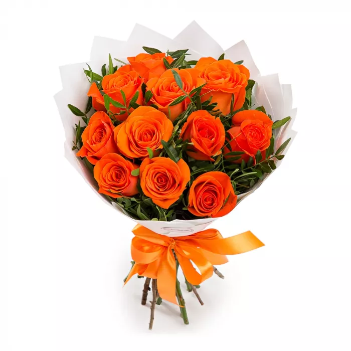 Букет из 11 оранжевых роз с зеленью