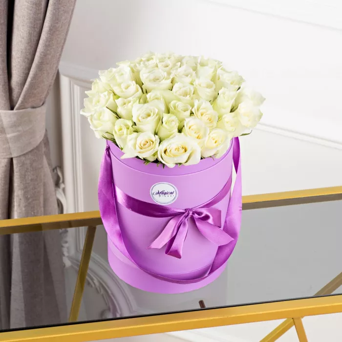 35 белых роз 40 см в шляпной коробке