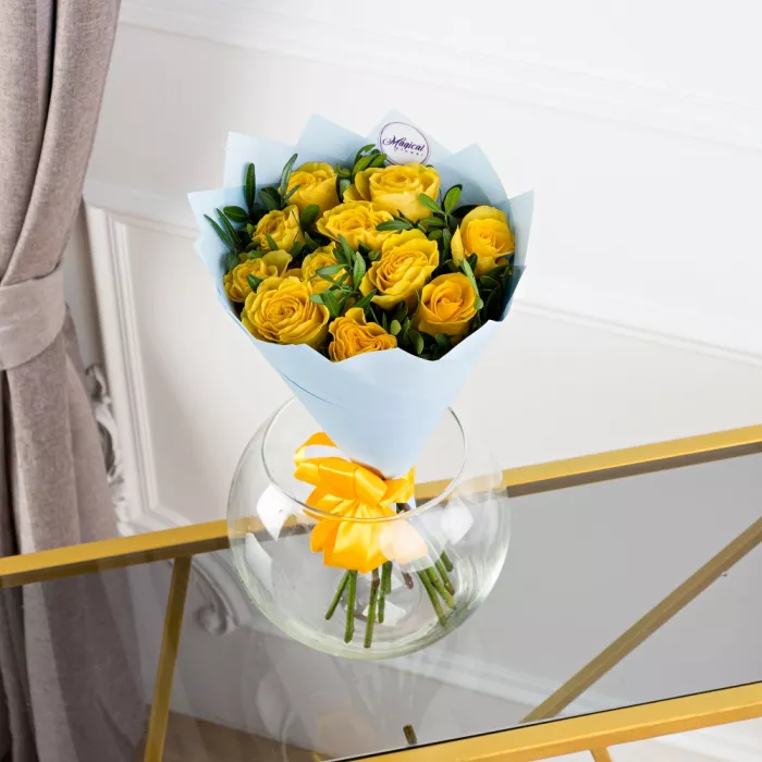 Букет из 11 желтых роз с зеленью