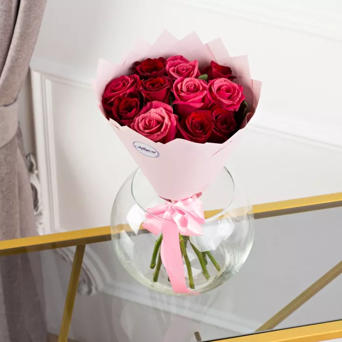 Букет из 11 разноцветных роз