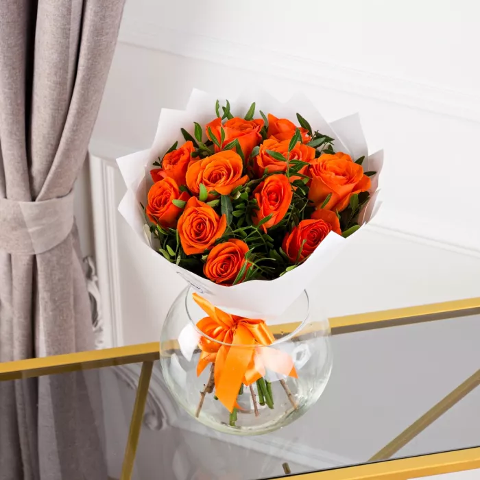 Букет из 11 оранжевых роз с зеленью
