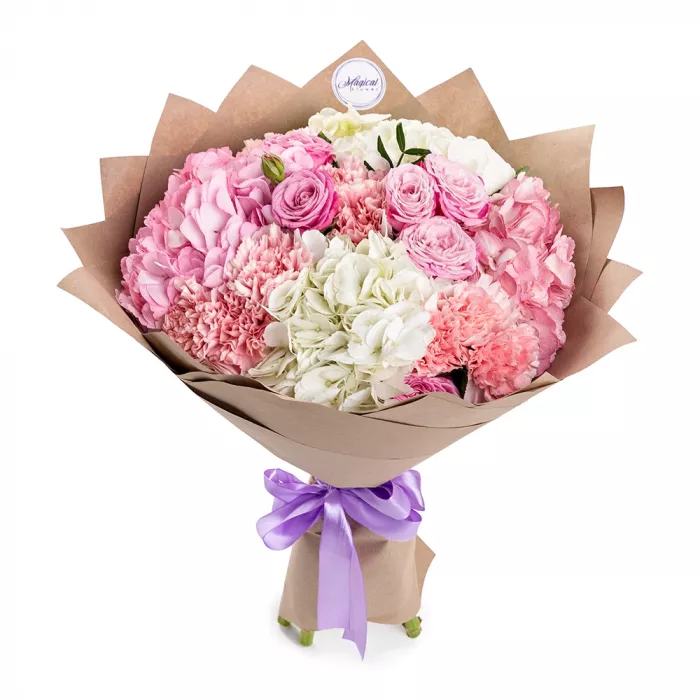 Букет из роз, гортензий и гвоздик