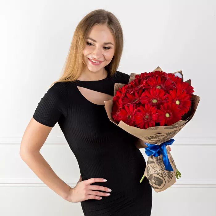 15 красных гербер