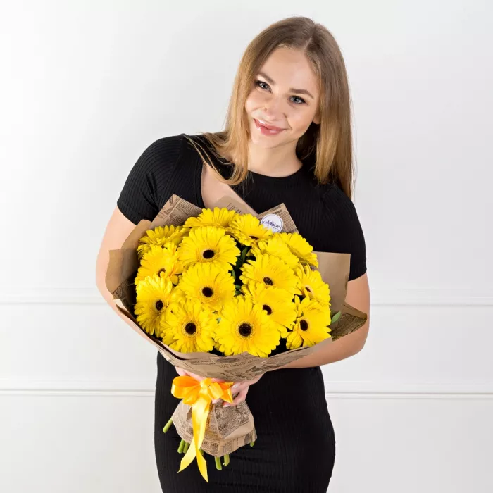 15 желтых гербер