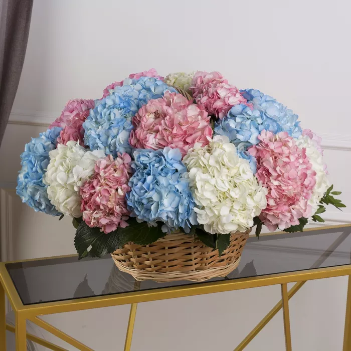 Корзина из 25 разноцветных гортензий