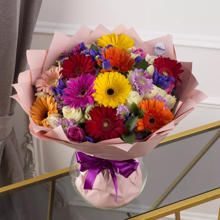 Букет из роз, гербер и хризантем