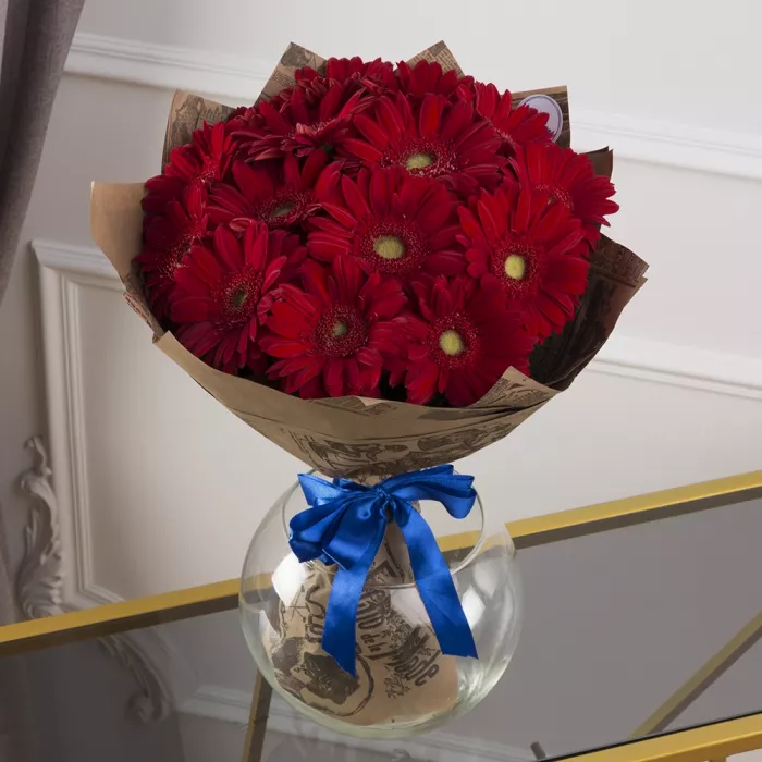 15 красных гербер