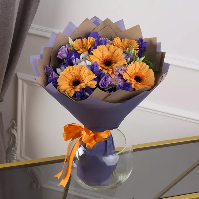 Букет из гербер, эустом и хризантем