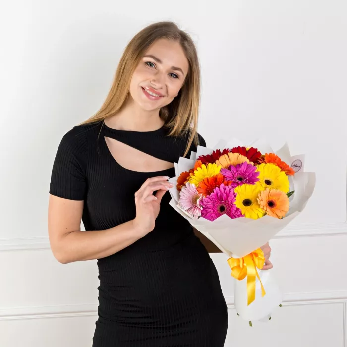 15 разноцветных гербер