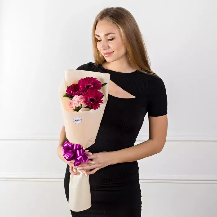 Букет из гвоздик и гербер