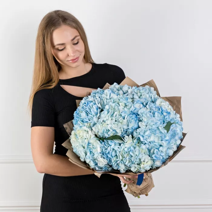 Букет из 15 голубых гортензий в крафте
