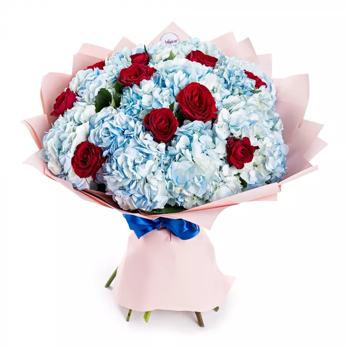 Букет из роз и гортензий