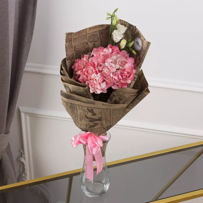 Букет из гортензии и эустомы