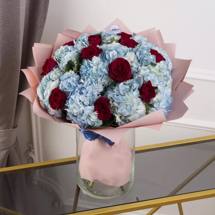 Букет из роз и гортензий