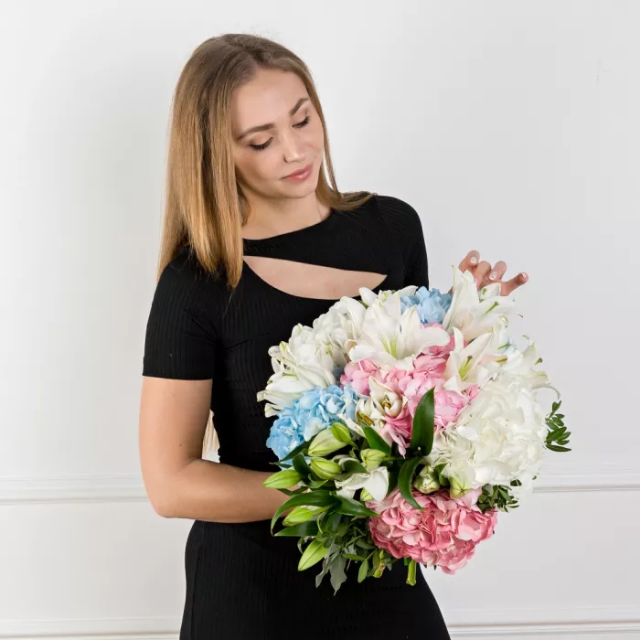 Букет из гортензий и лилий