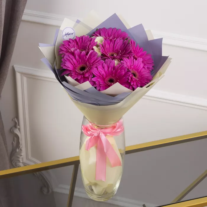 Букет из гербер и кустовых роз