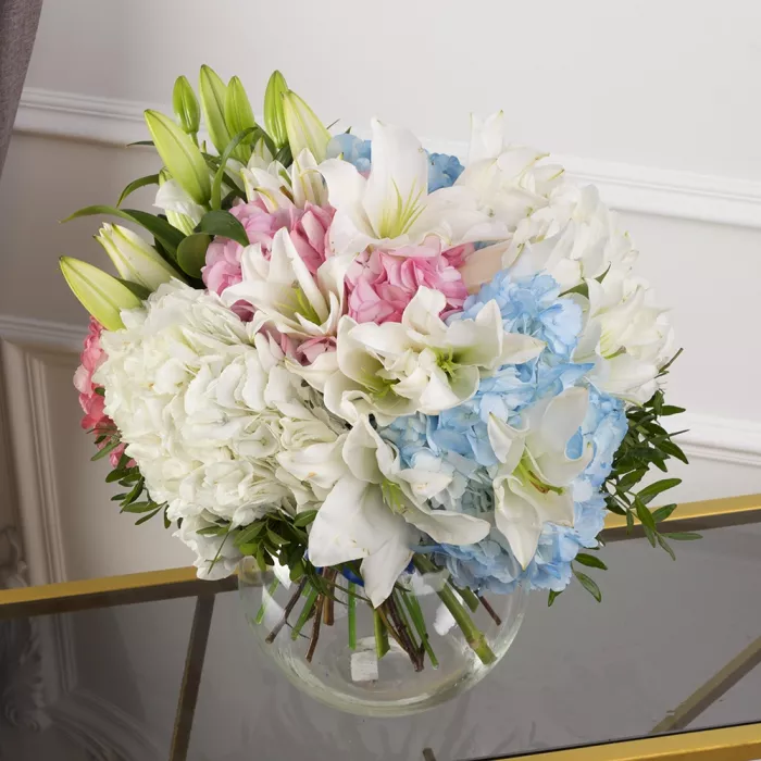 Букет из гортензий и лилий
