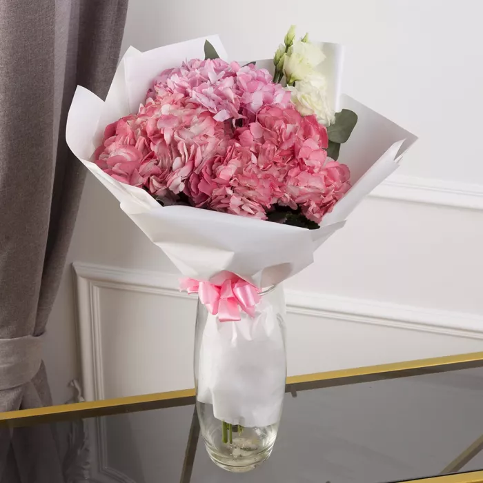 Букет с гортензией, эустомой и эвкалиптом