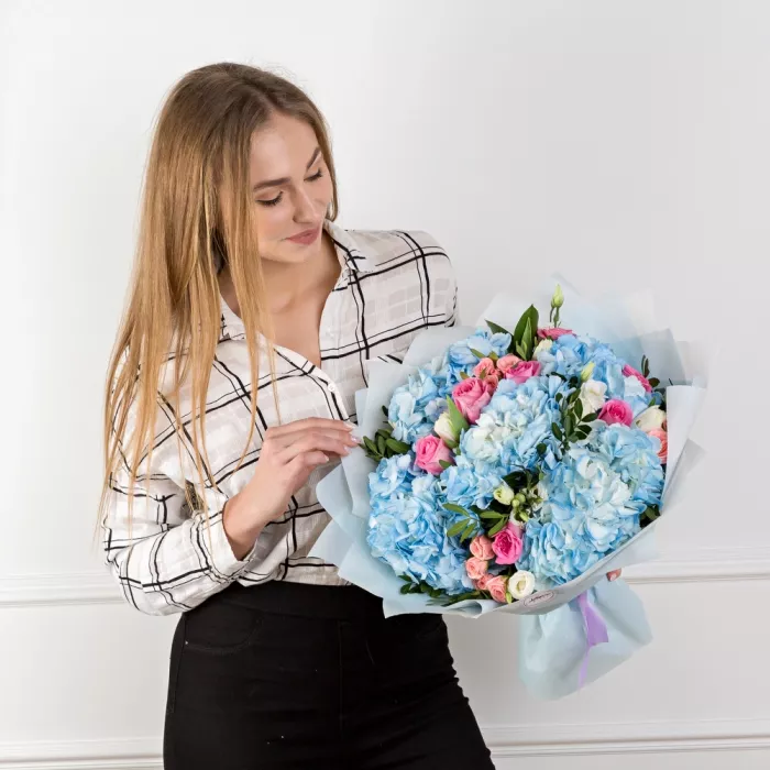 Букет из гортензий, роз и тюльпанов
