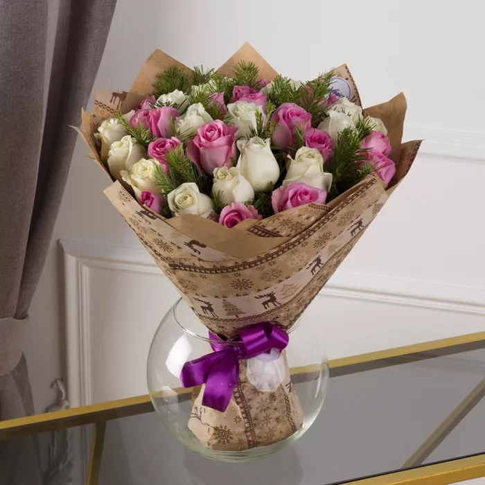 Новогодний букет из 35 разноцветных роз