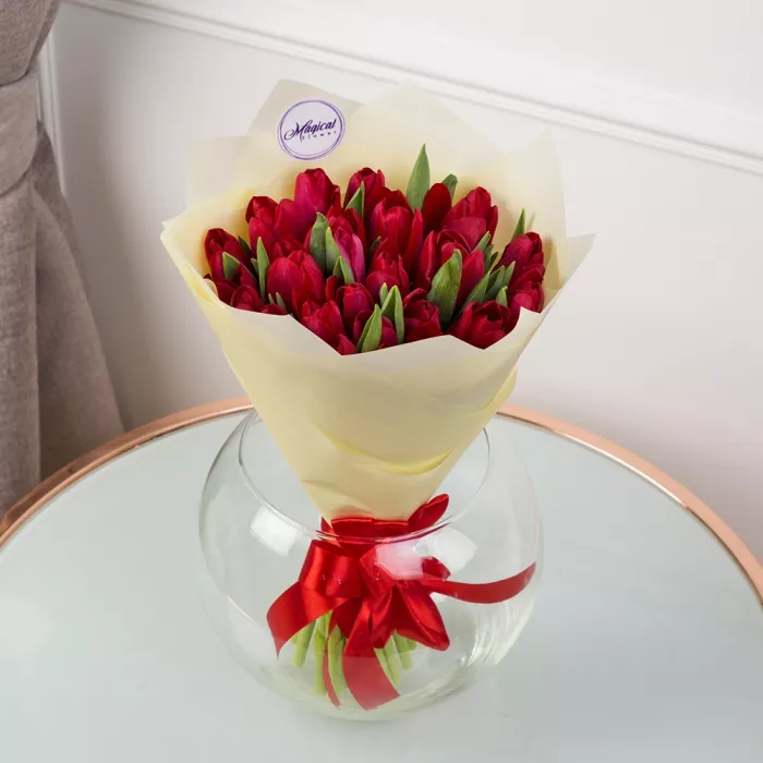 15 красных тюльпанов