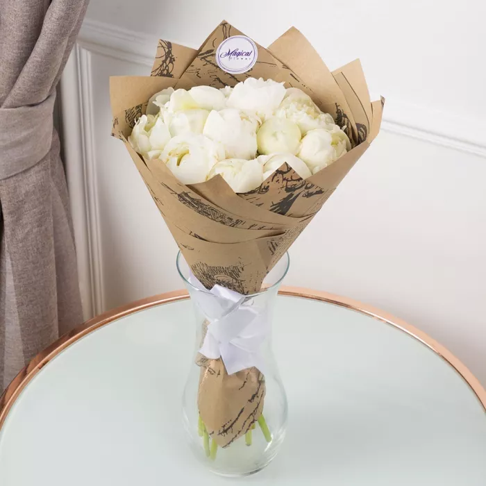 11 белых пионов