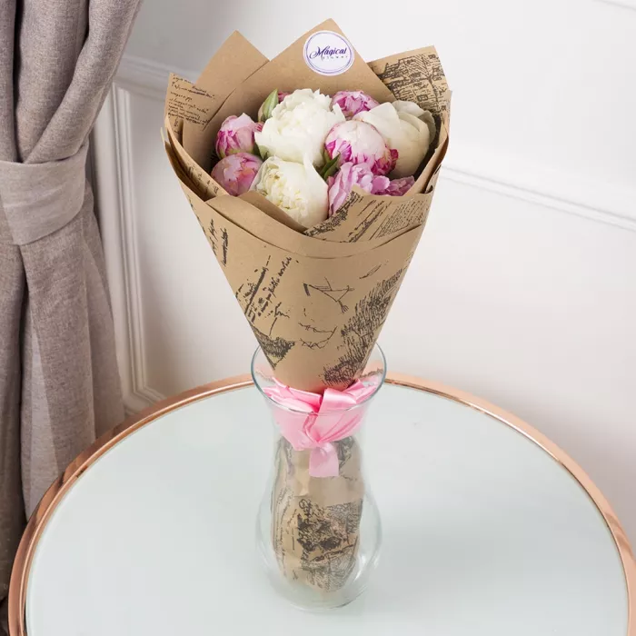 Букет из 9 разноцветных пионов