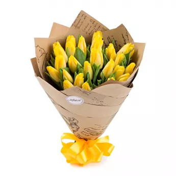 Букет из 25 желтых тюльпанов в крафте