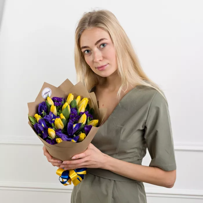 Букет из тюльпанов и ирисов