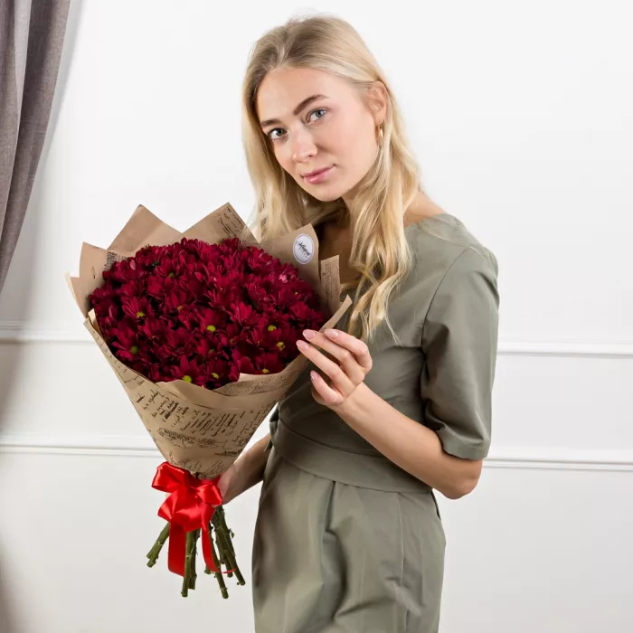Букет из 15 красных хризантем