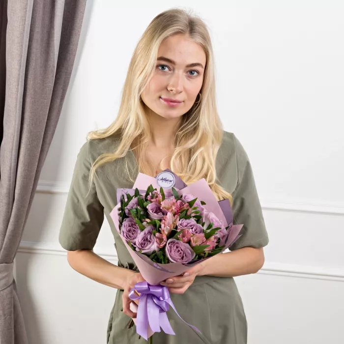 Букет из роз и альстромерий