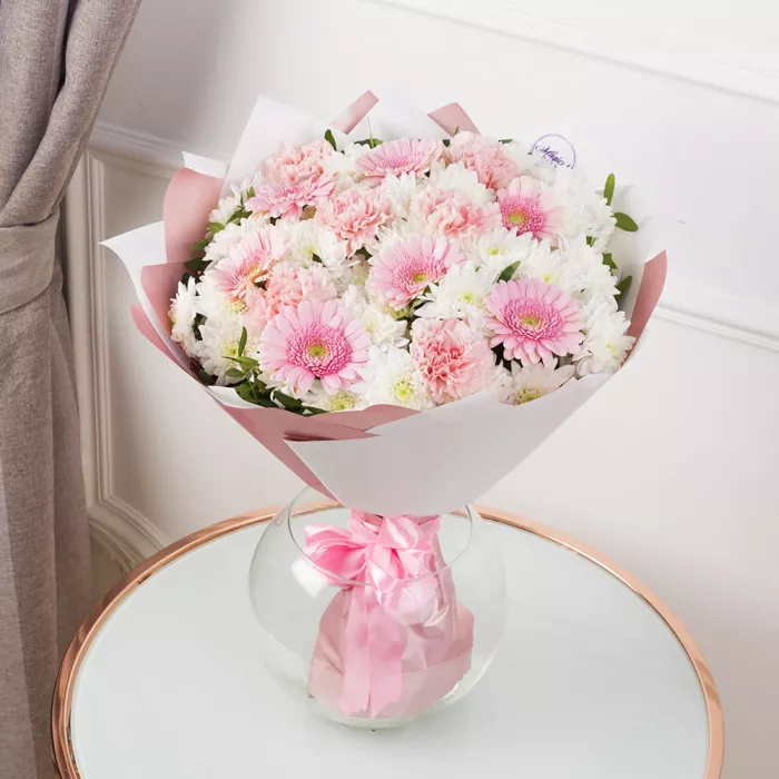 Букет из гвоздик и хризантем