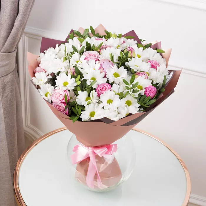 Букет из роз, пионов и хризантем