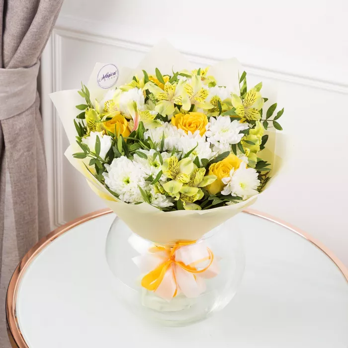 Букет из роз, хризантем и альстромерий в пленке