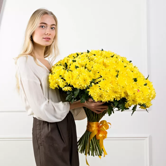 Букет из 51 желтой хризантемы